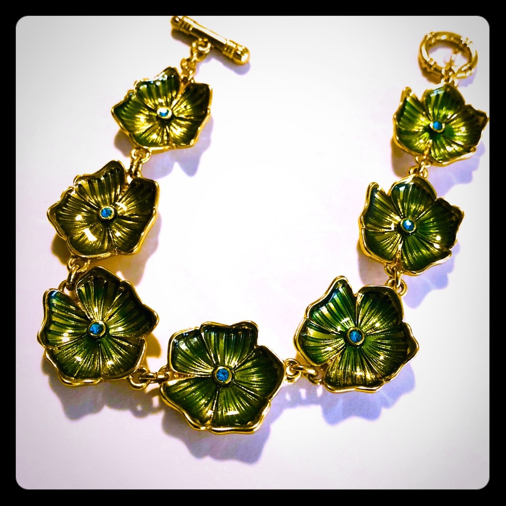 NAPIER GOLD TONE FLOWER LINK BRACELET